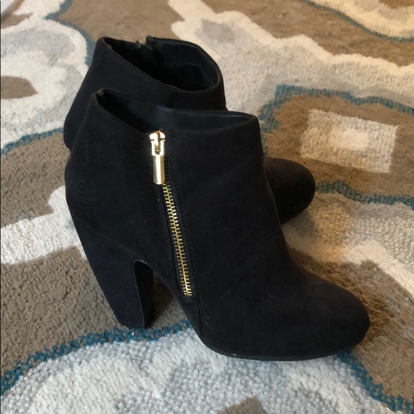 Massini Shoes - Faux suede ankle booties